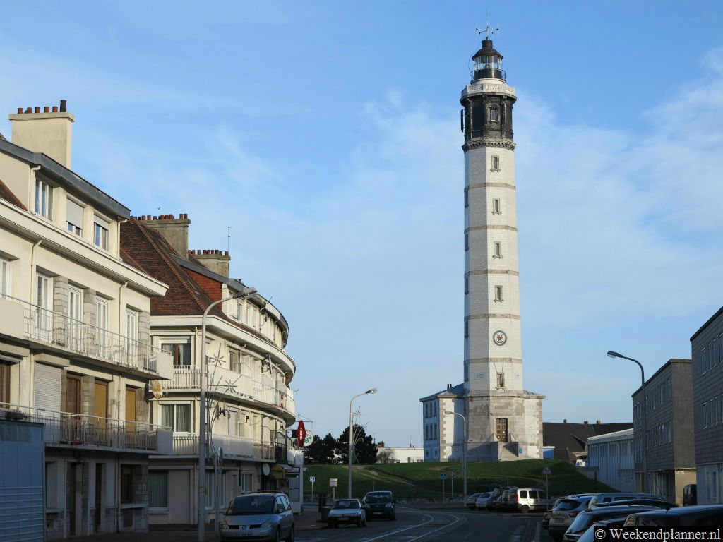Dit is de 19de-eeuwse vuurtoren van Calais. De begane grond is gratis toegankelijk maar je moet een kaartje kopen als je naar boven wilt. Op de vuurtoren kun je de kust van Engeland zien.